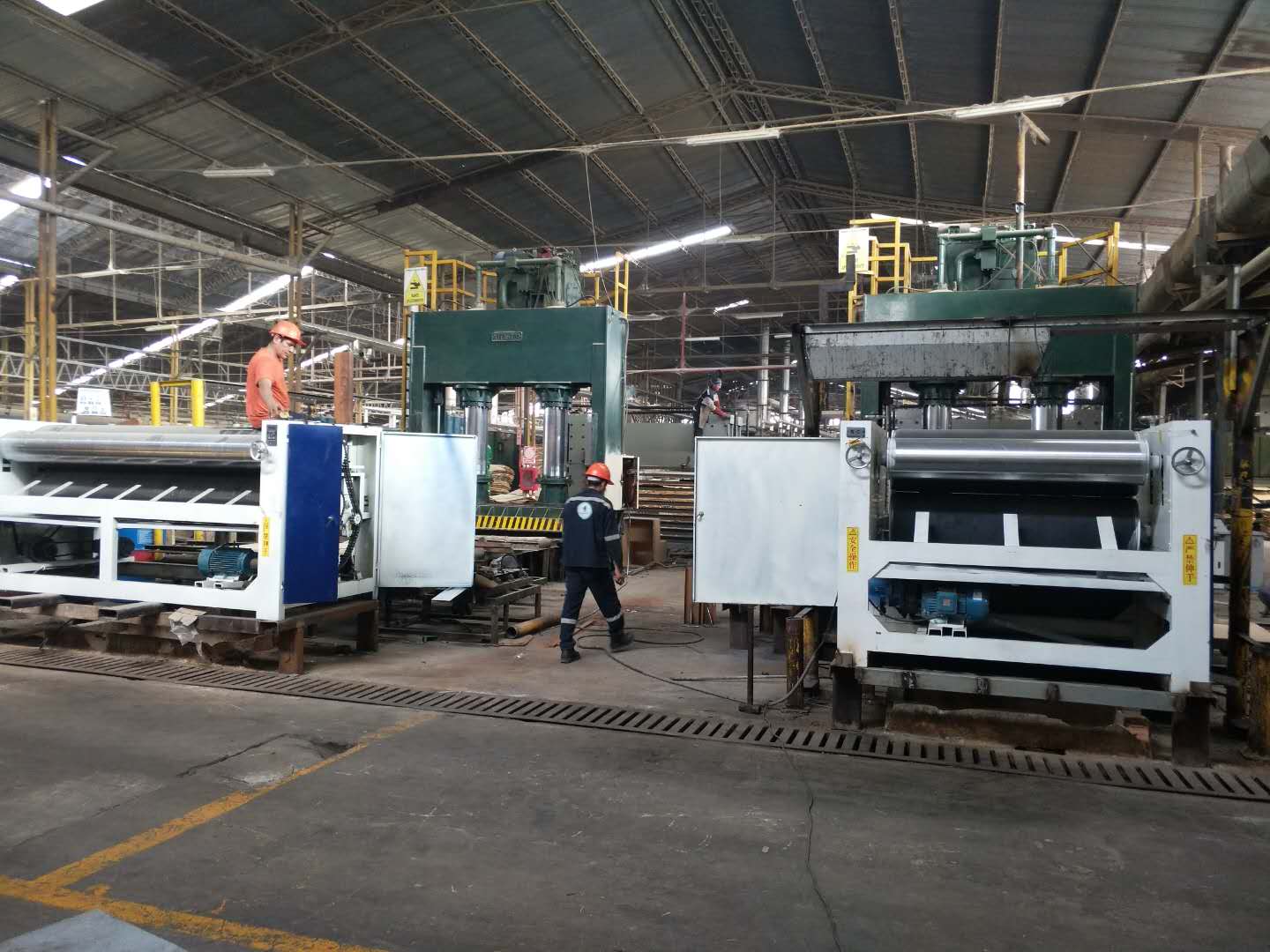 A linha de descascamento automática de folheado automática está instalada no Peru