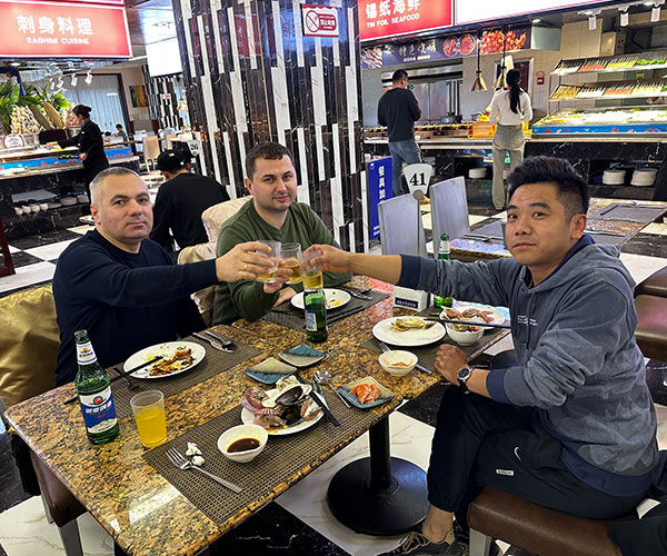 Os clientes poloneses visitam